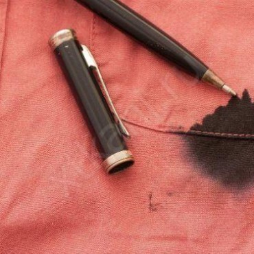 Чем и как отстирать ручку с одежды