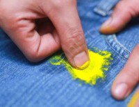 Как убрать краску с джинсов в домашних условиях